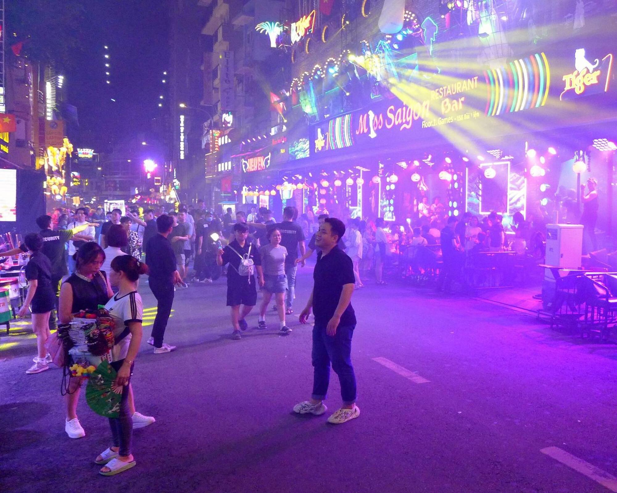 Ban Cong Luxury Tuyet Dep Trung Tam Q1-gia Uu Dai Ho Chi Minh City